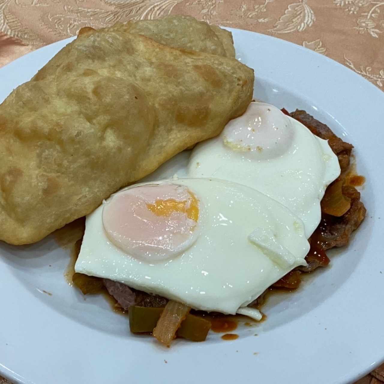 Bistec a caballo con hojaldra