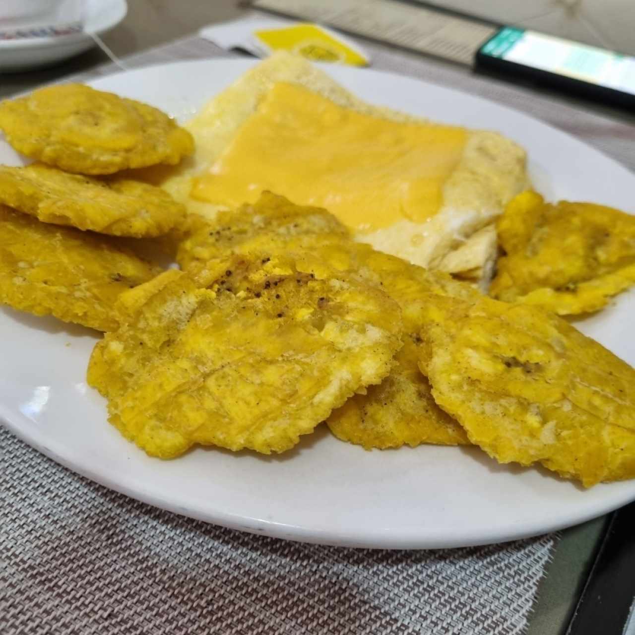 Patacones con Omelet 