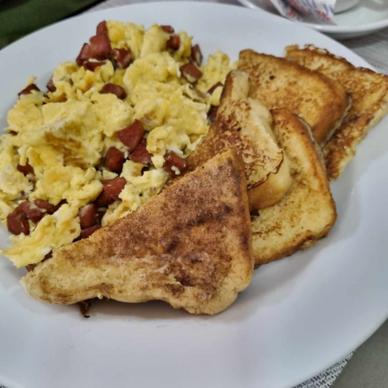 huevos con salchichas y pan francés 