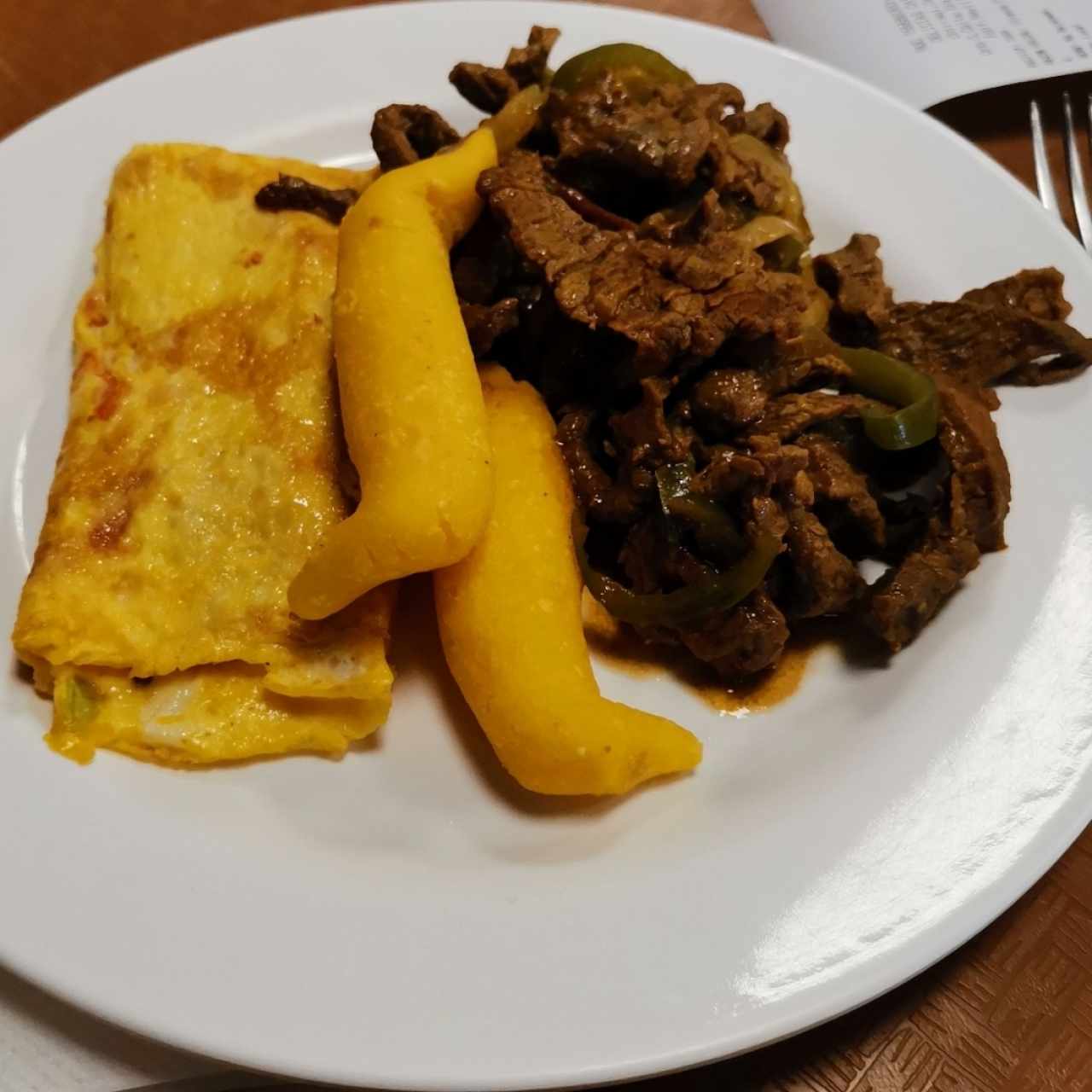 Torta de huevo, almojabano y bistec picado