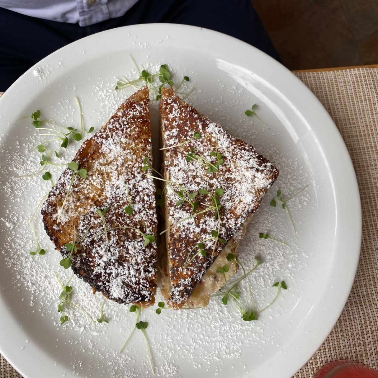 Tostadas francesas rellenas de manzana caramelizada y queso crema