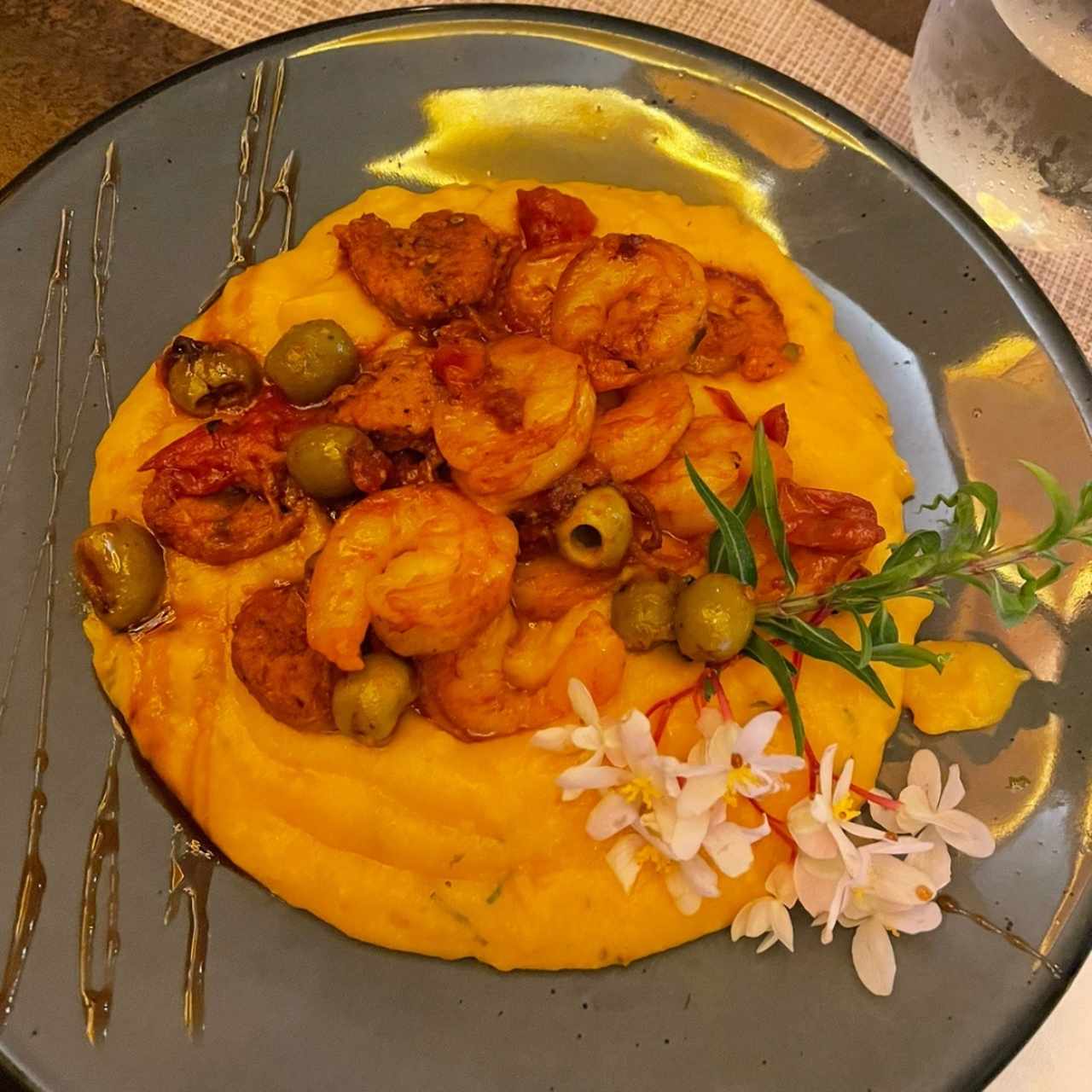 Polenta de maíz con camarones