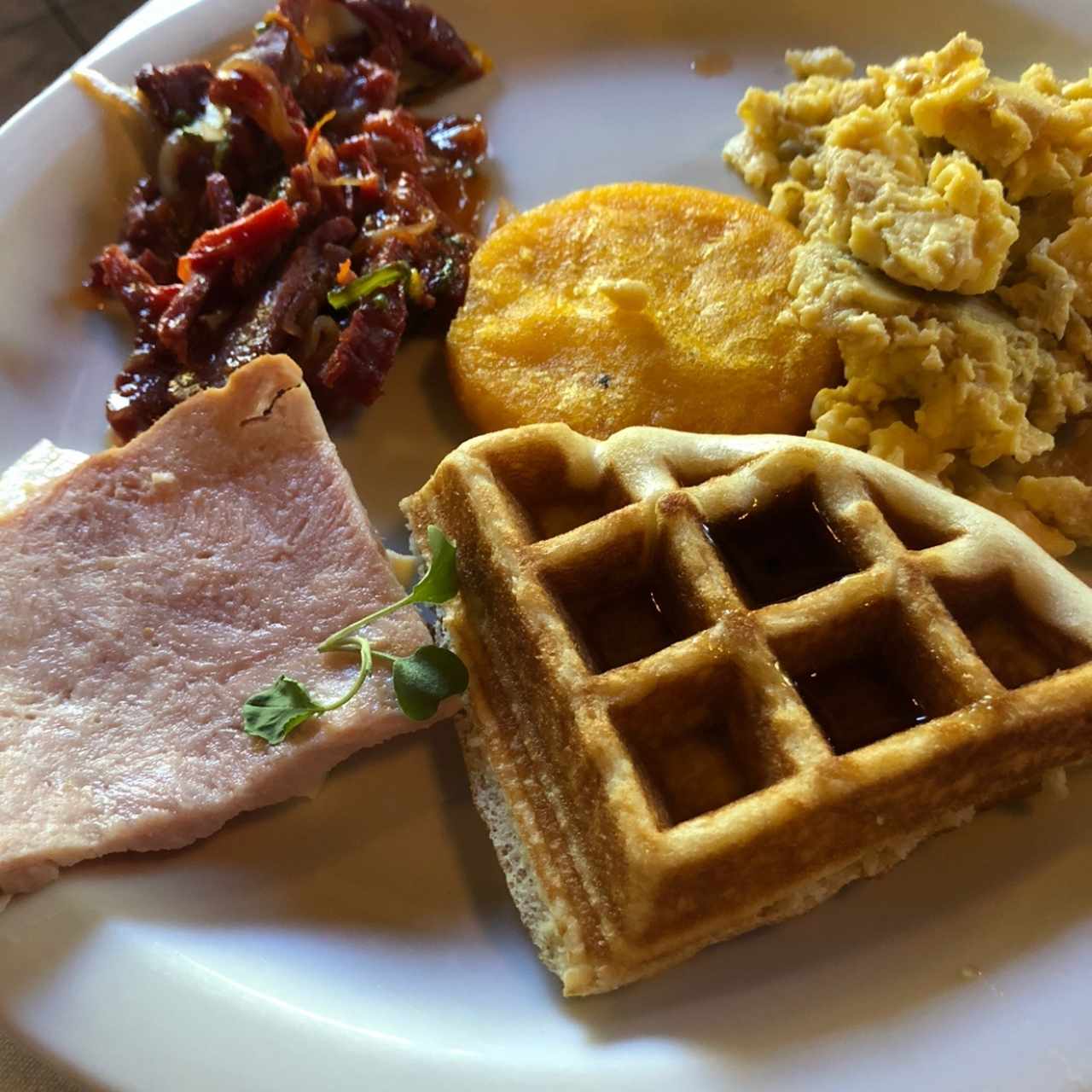 Tasajo, huevos, tortilla, jamon y wafler