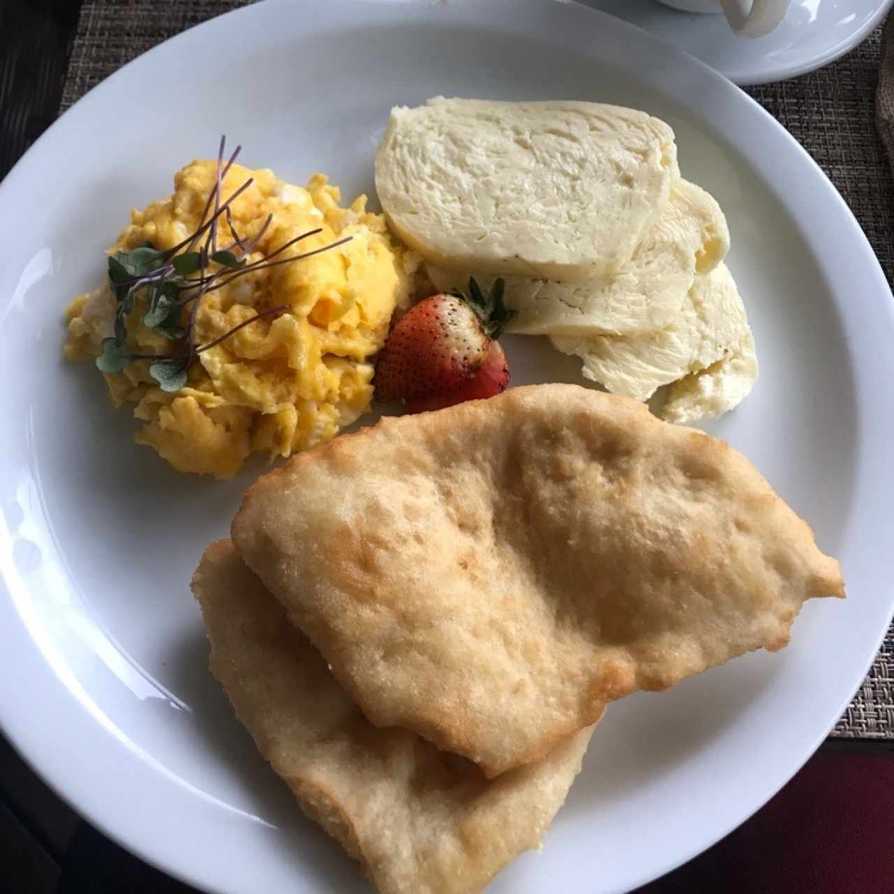 Hojaldres, queso blanco y huevos revueltos.