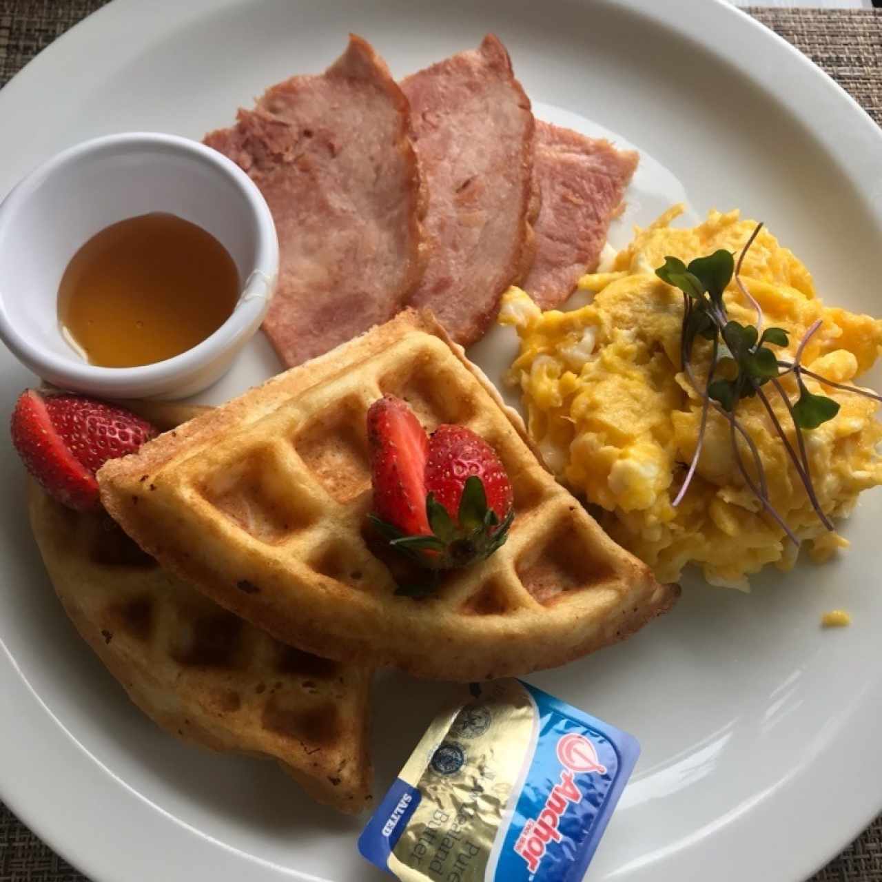 Waffles, jamón y huevos revueltos.