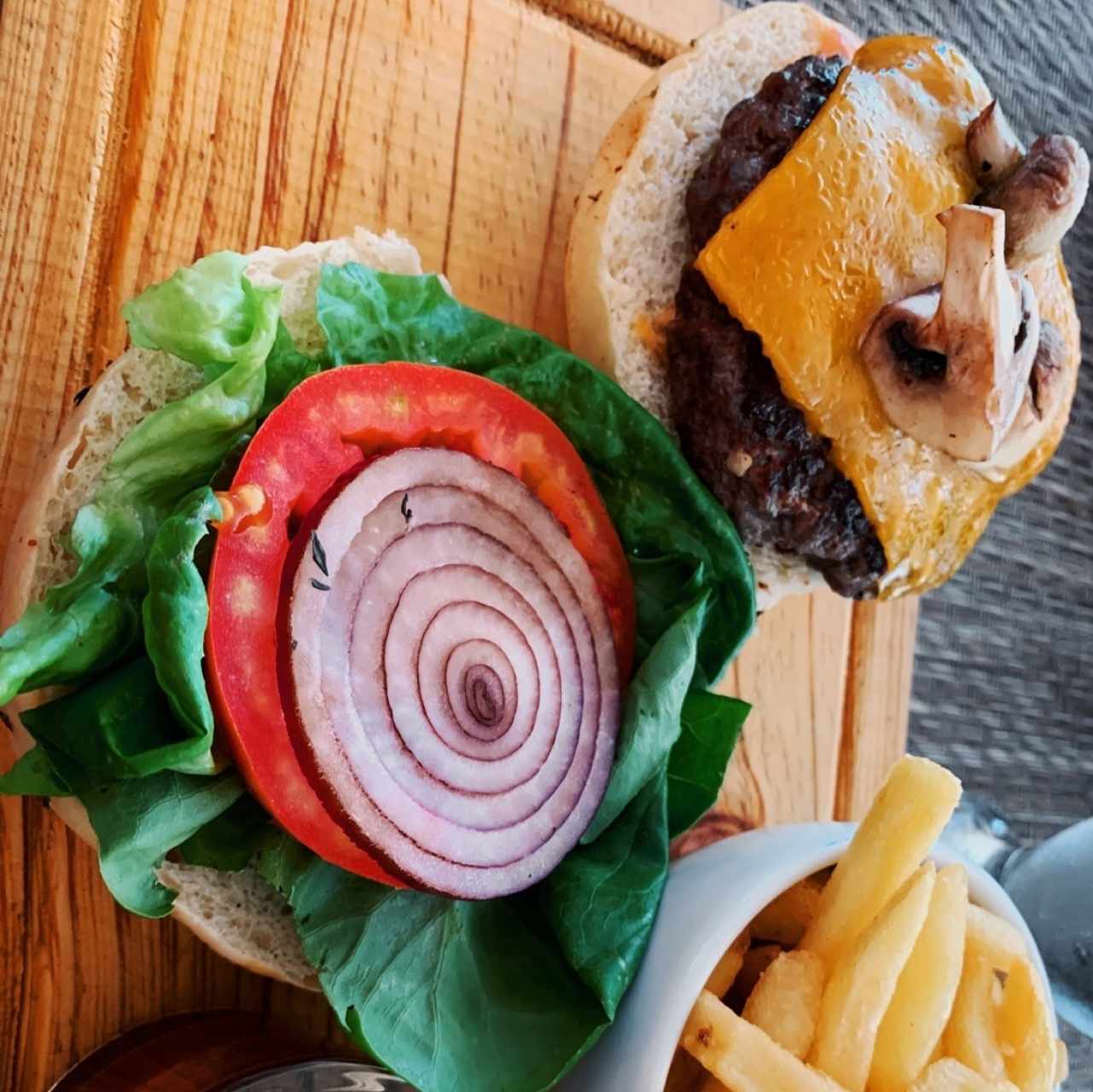 hamburguesa con hongos y papas firtas 