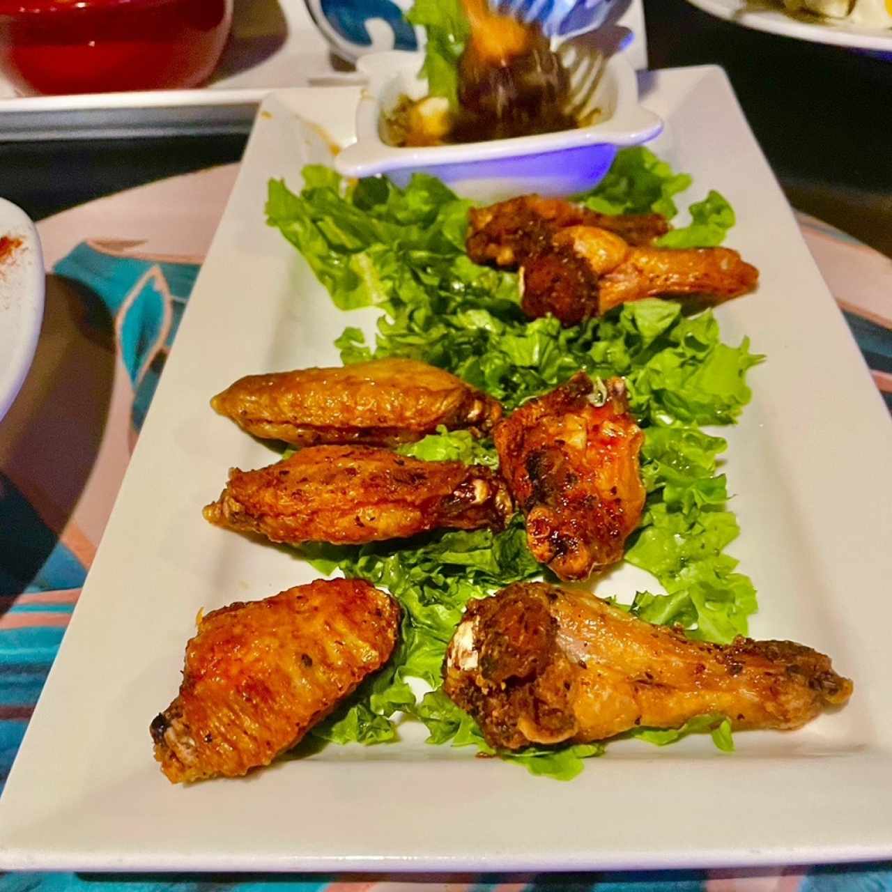 CHICKEN WINGS (Fritas, Salsa de Miel Horneadas y Cebolla Caramelizada)