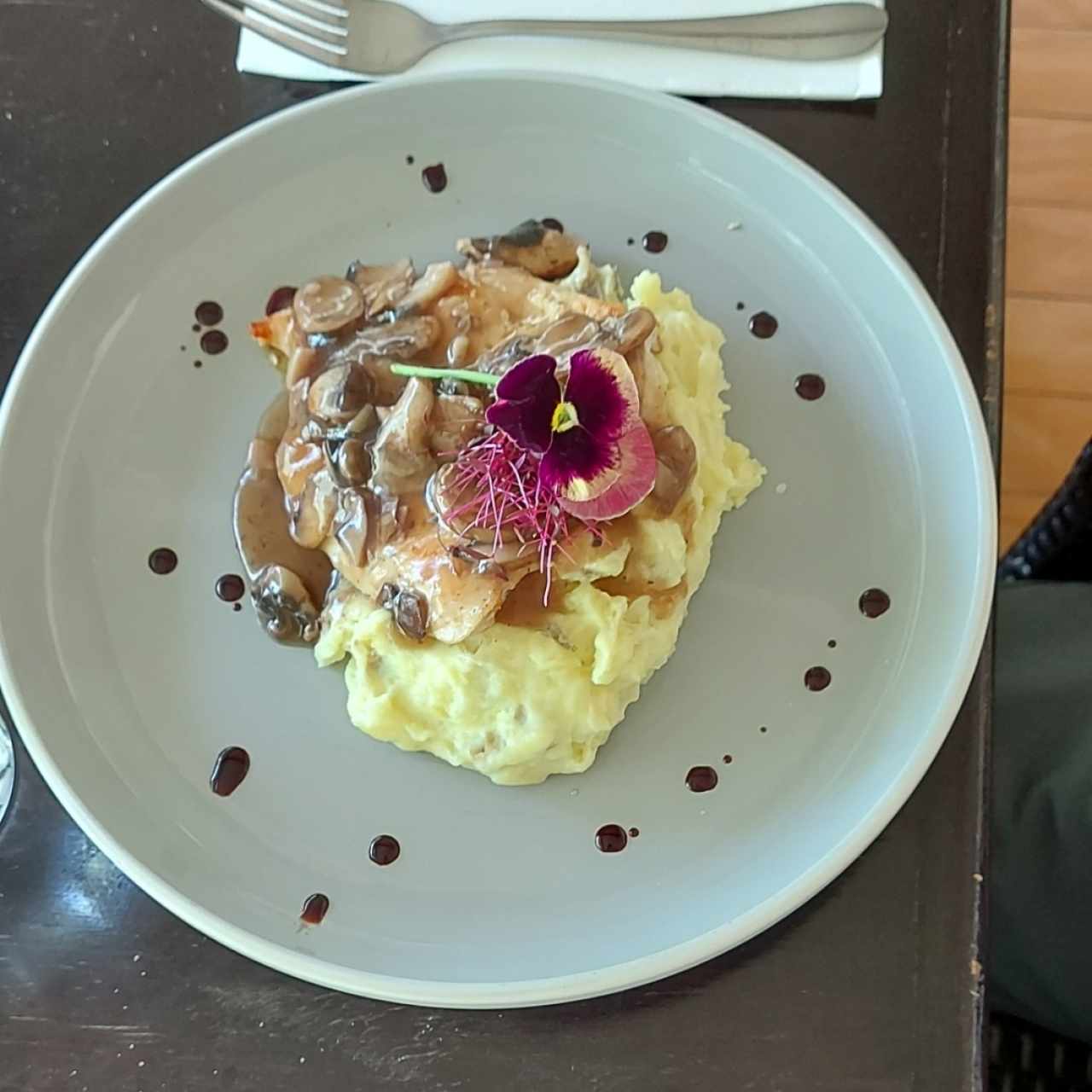 Pollo en salsa de champiñones con puré rústico