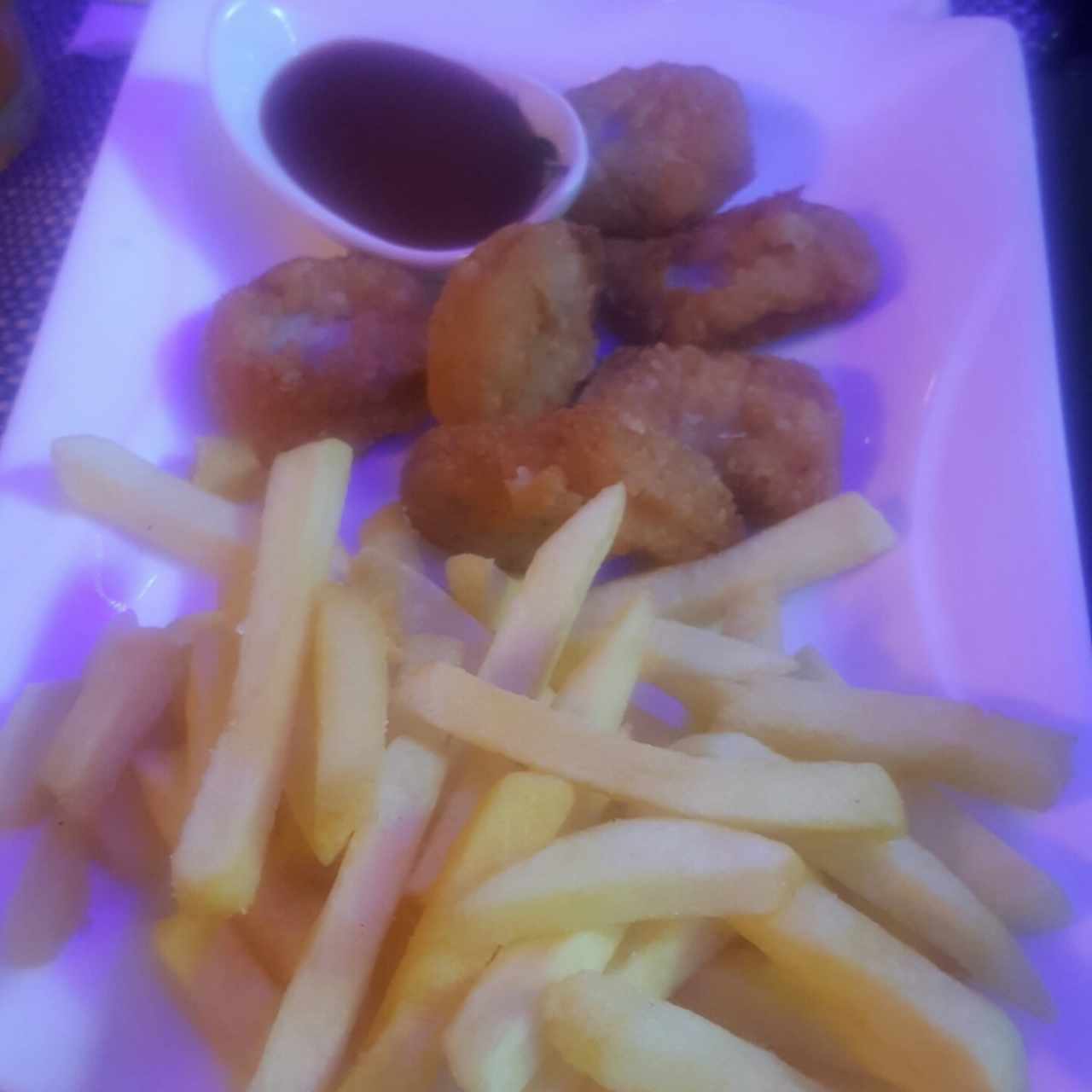 Nuggets con papas fritas