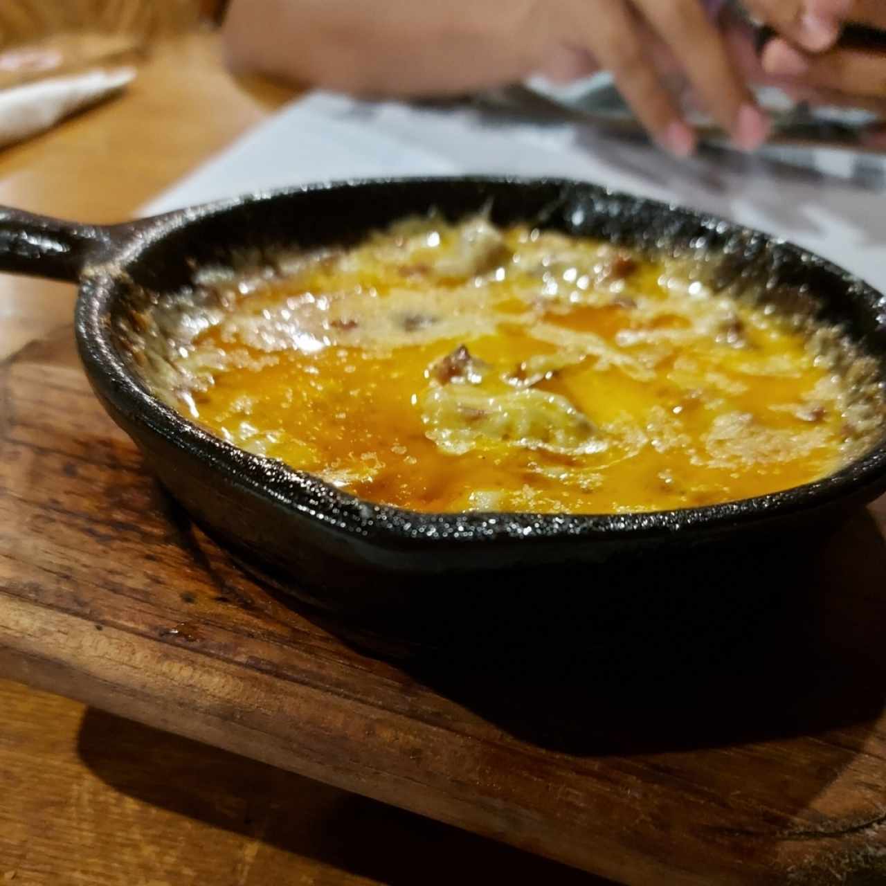 queso fundido con chorizo