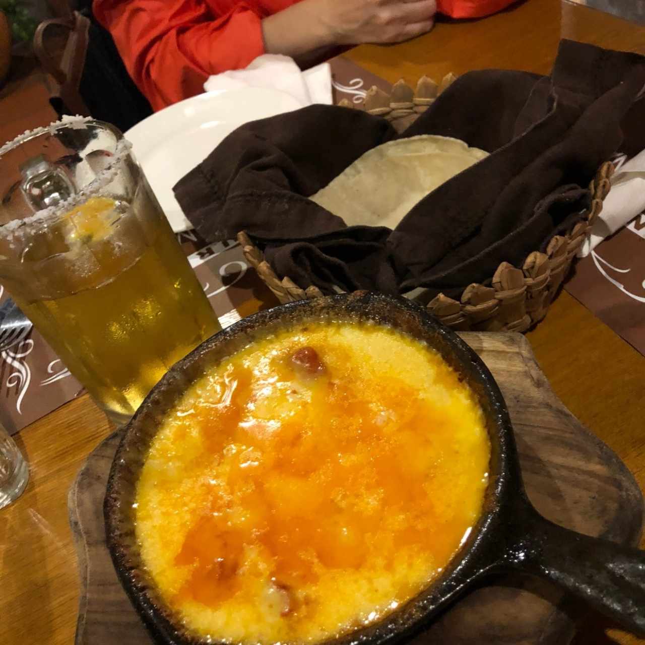 Queso fundido con chorizo