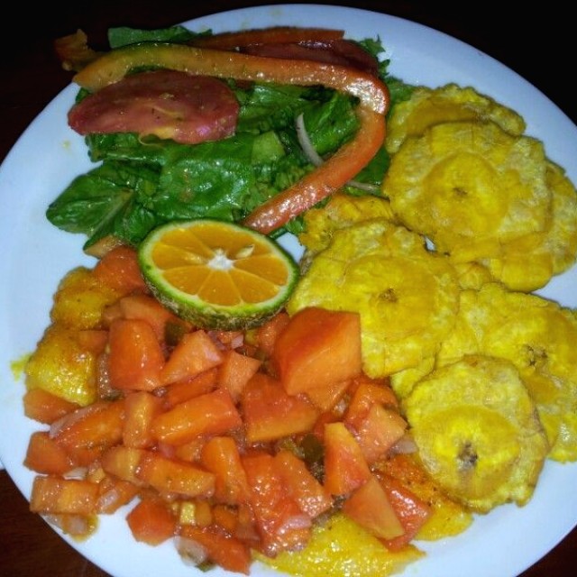 Especiales del dia.... Dorado en salsa de papaya con patacones y ensalada verde