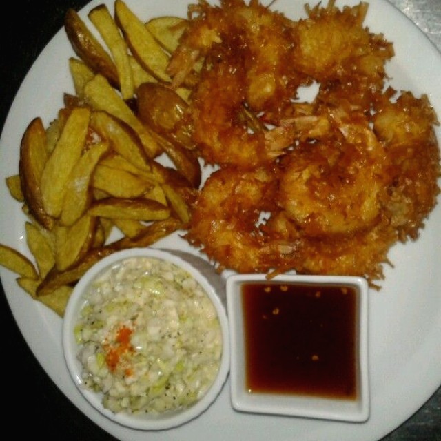 Camarones apanados con coco acompañados de salsa szchaun,papas fritas y ensalada de repollo