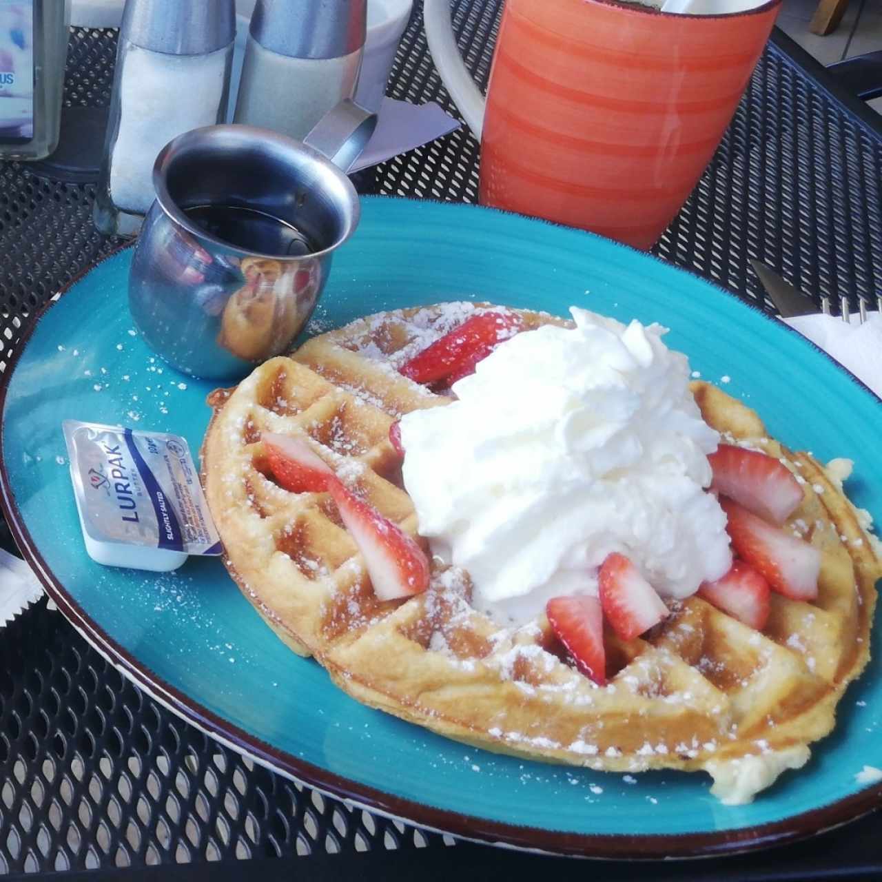 wafle belga con frutas