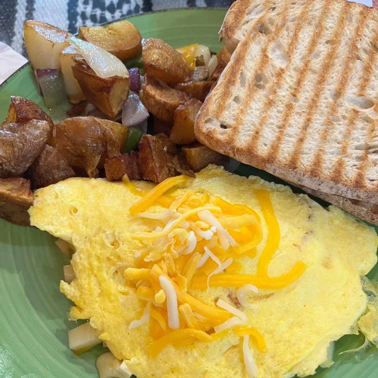 Omelet tres quesos con tostadas y papas