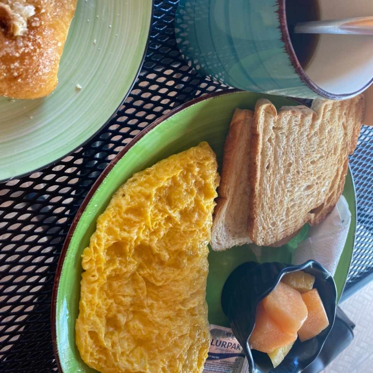 Omelette de queso y bacon acompañado con frutas, cafe negro y pan de crema