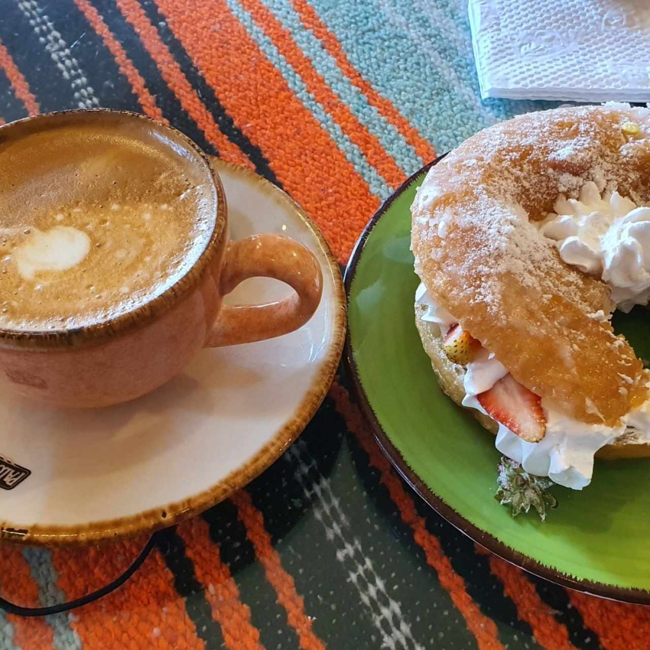 dona rellena y cappuccino