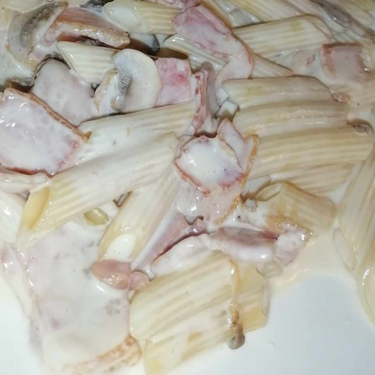 Pasta Boscaiola. Quedamos con ganas de que fuera rica. algo le faltó