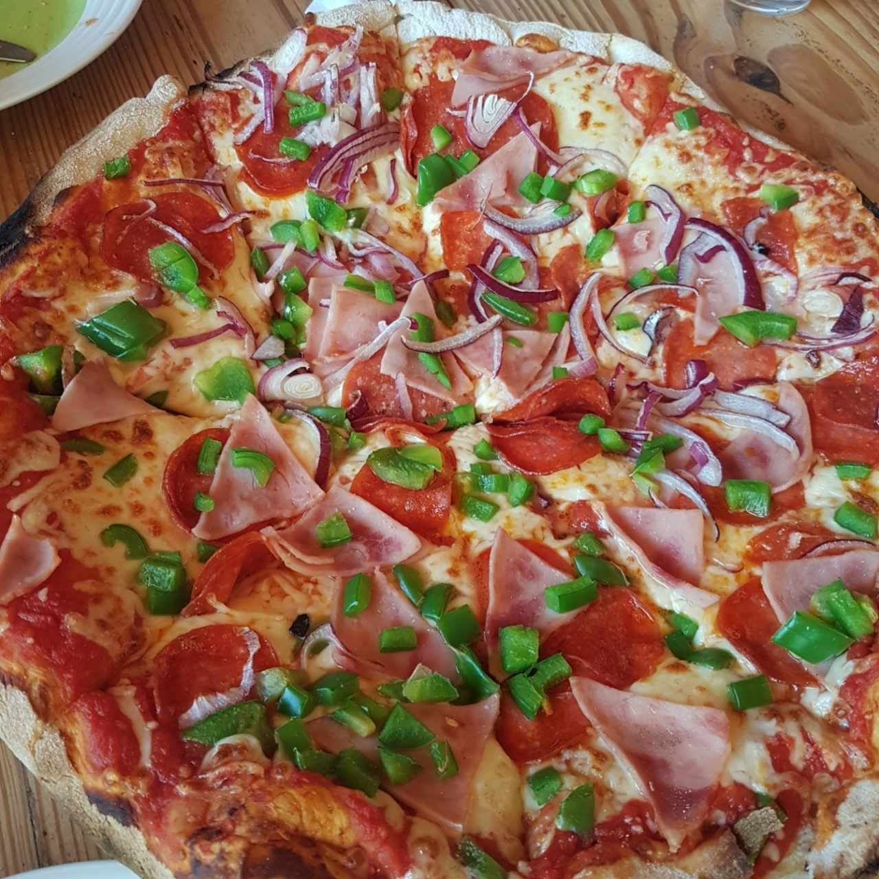 Pizza con Jamon, Pimenton, Cebolla y Pepperoni