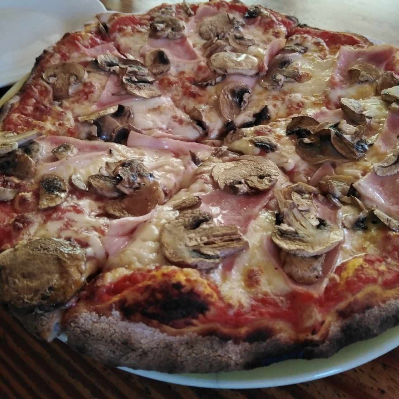 Pizza de jamón y hongos