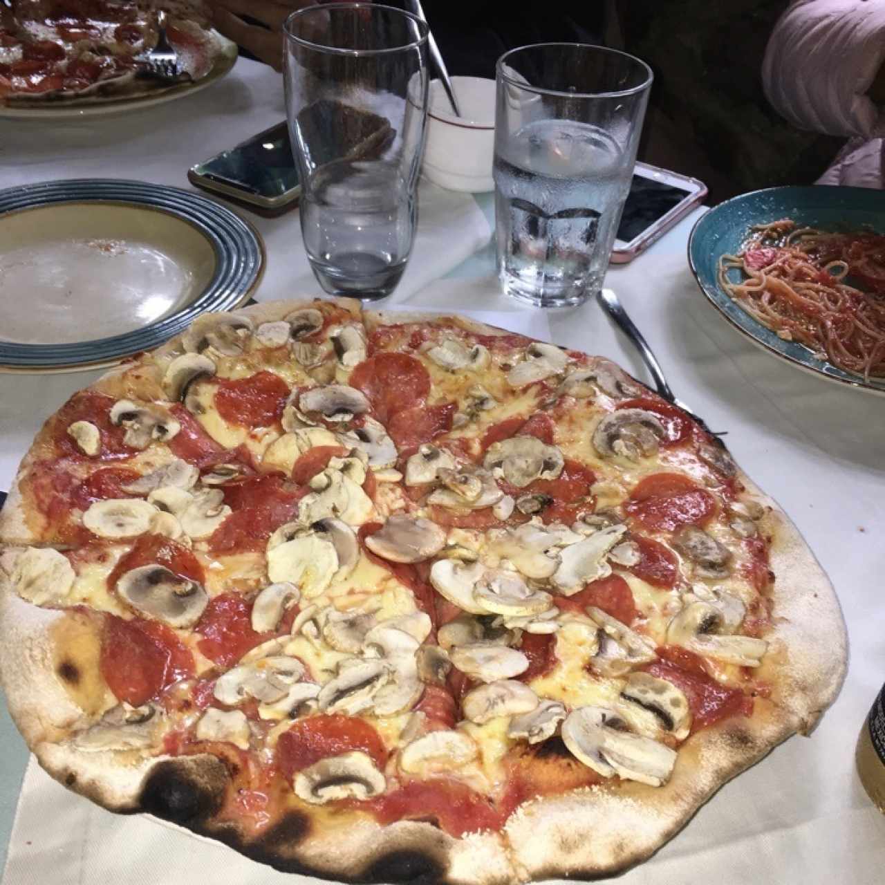 pizza de pepperoni con hongos