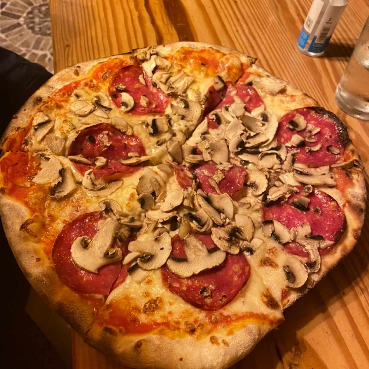 Pizza mediana de salami y hongos