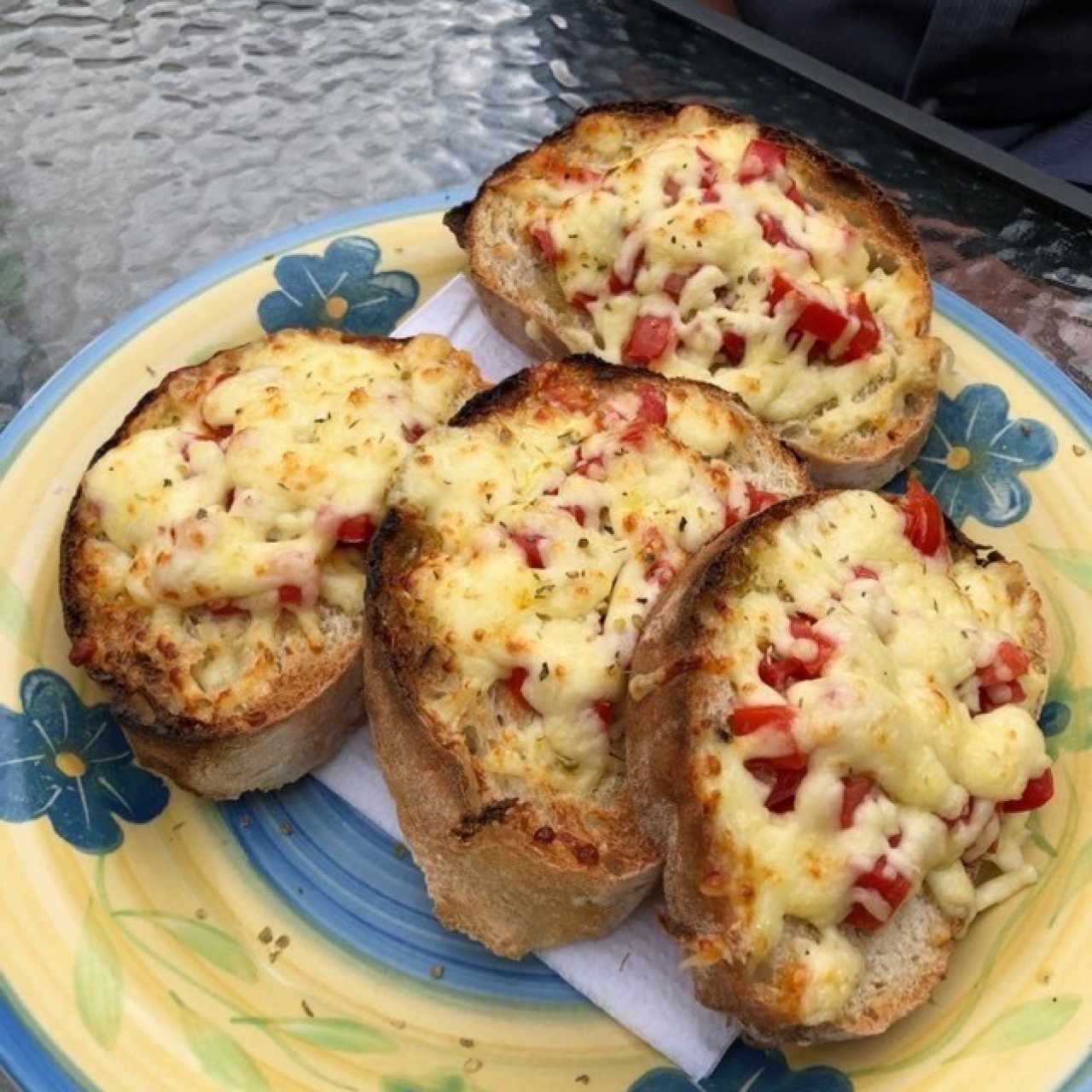 bruschetta de tomate albahaca y mozzarella