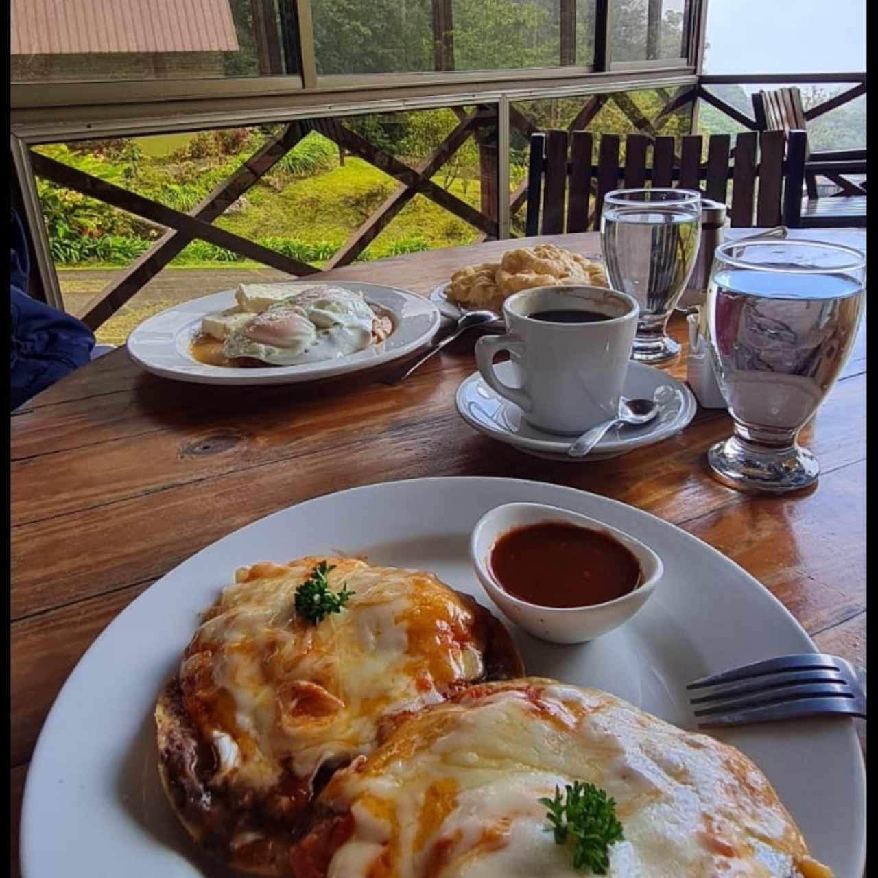 Tortilla con huevo a  la Mejicana y bistec a caballo especial. 