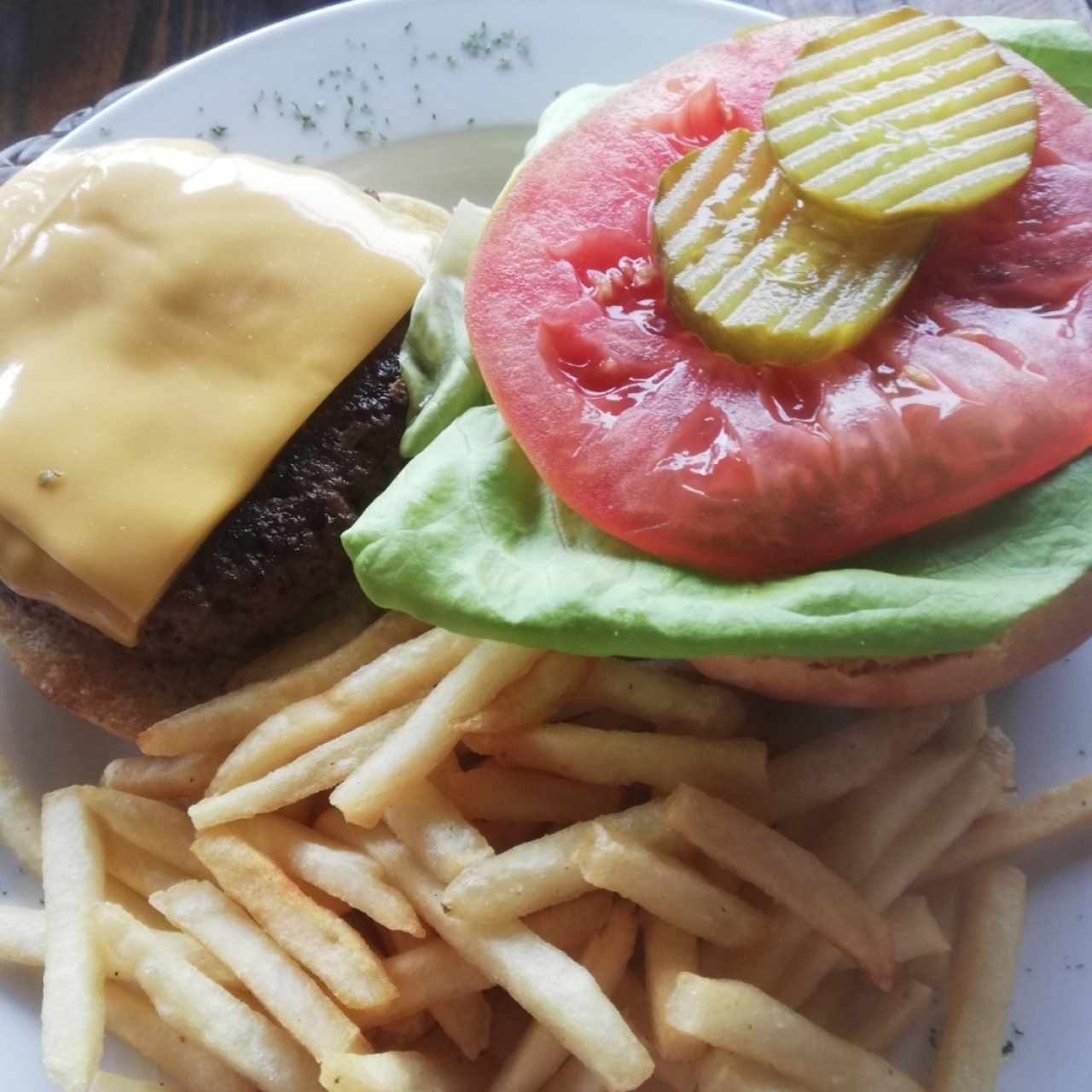 Hamburguesa de la casa con papas fritas 