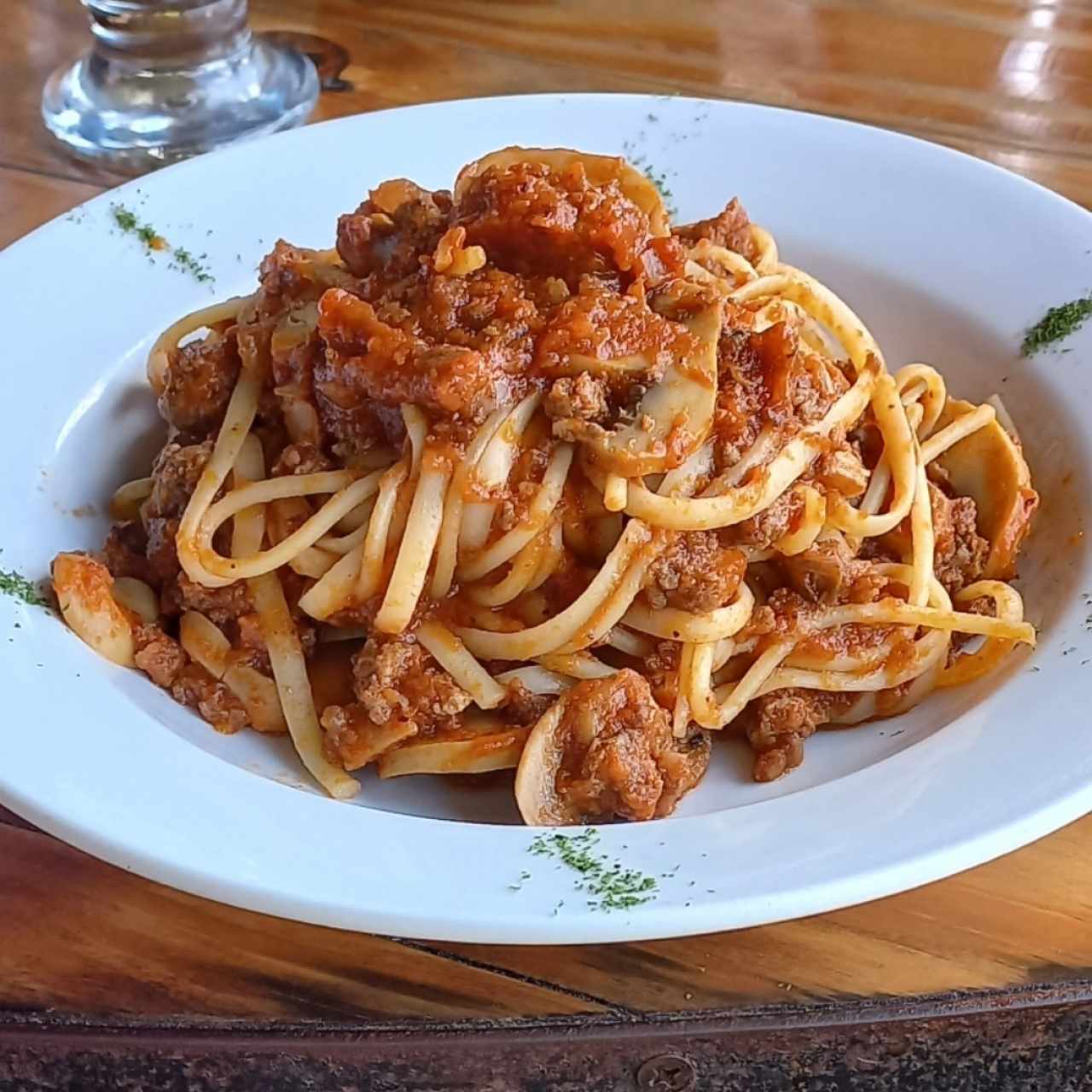 pasta fettuccini en salsa bologñesa con extra de champigñones