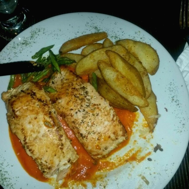 Salmon con papas fritas y vegetales!