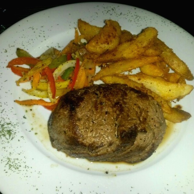 Filete a la plancha con  papas fritas y vegetales