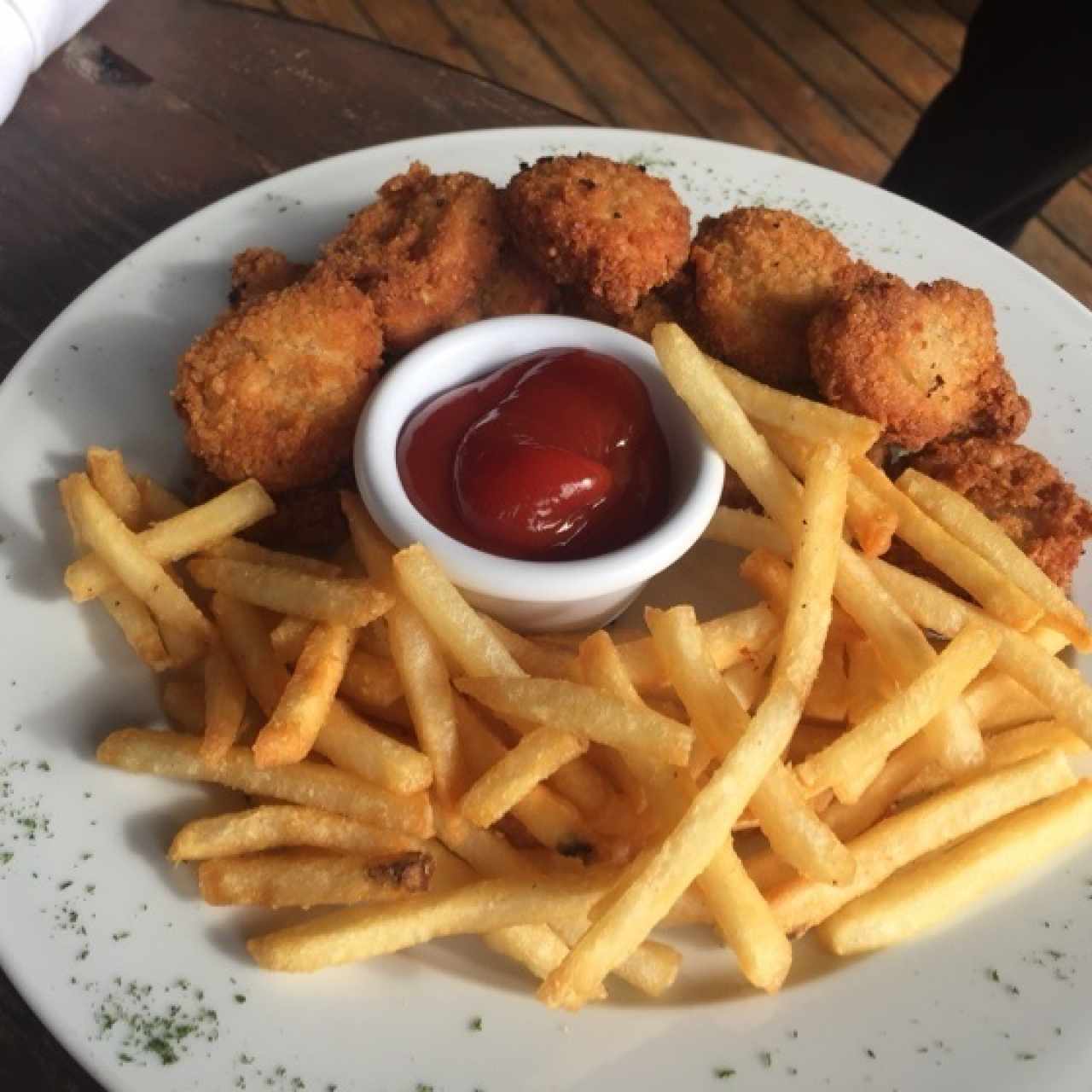 nuggets de pollo con papas fritas