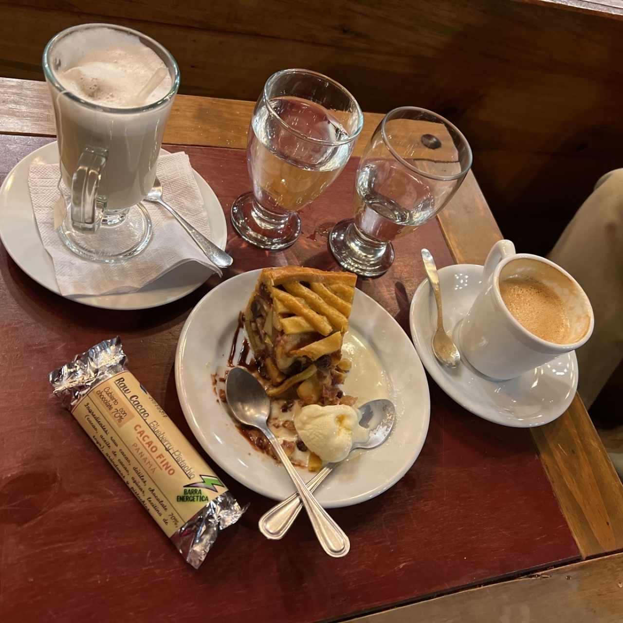 Te kotowa y cafe con leche almendras, pie de manzana con helado de vainilla 