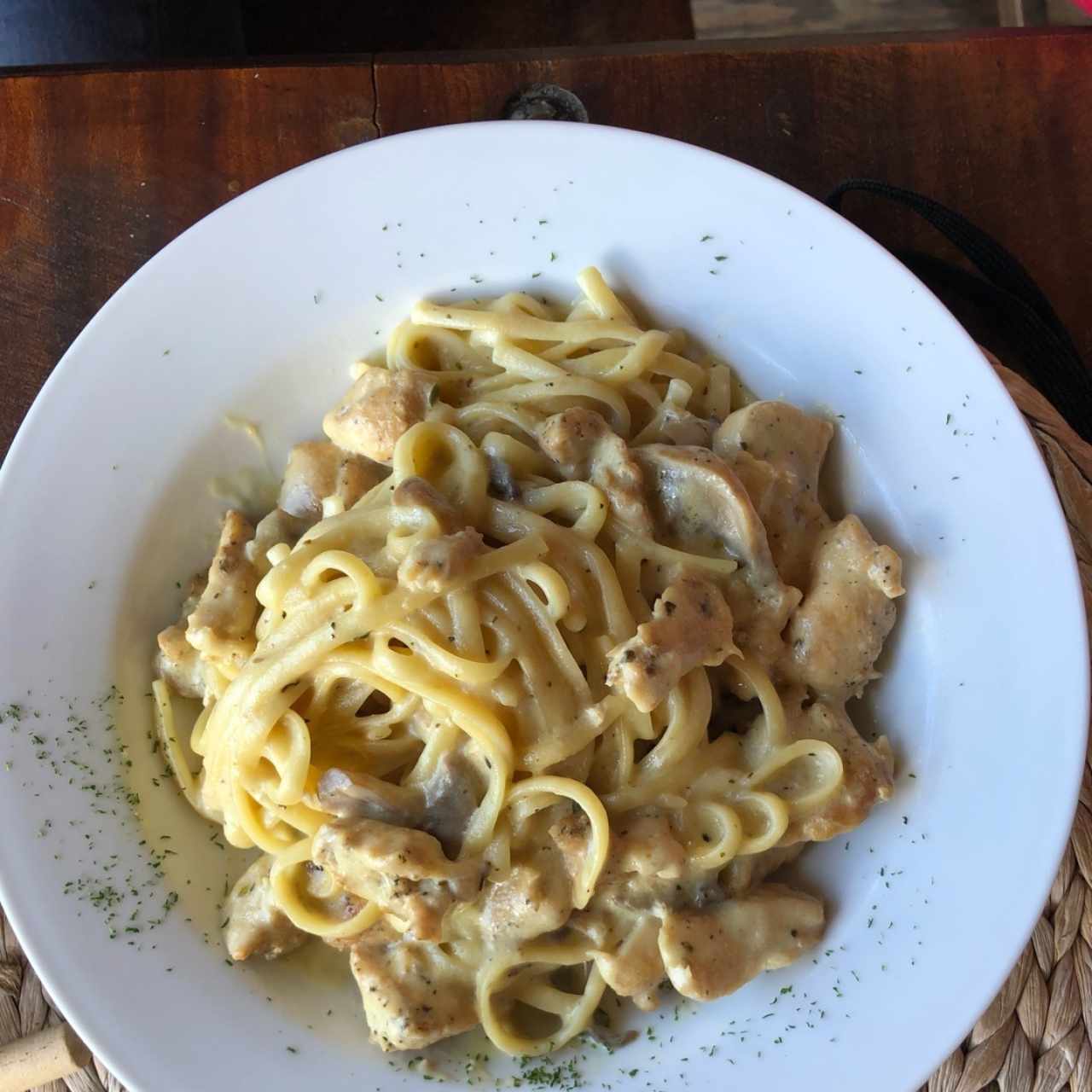 Pasta Alfredo con pollo