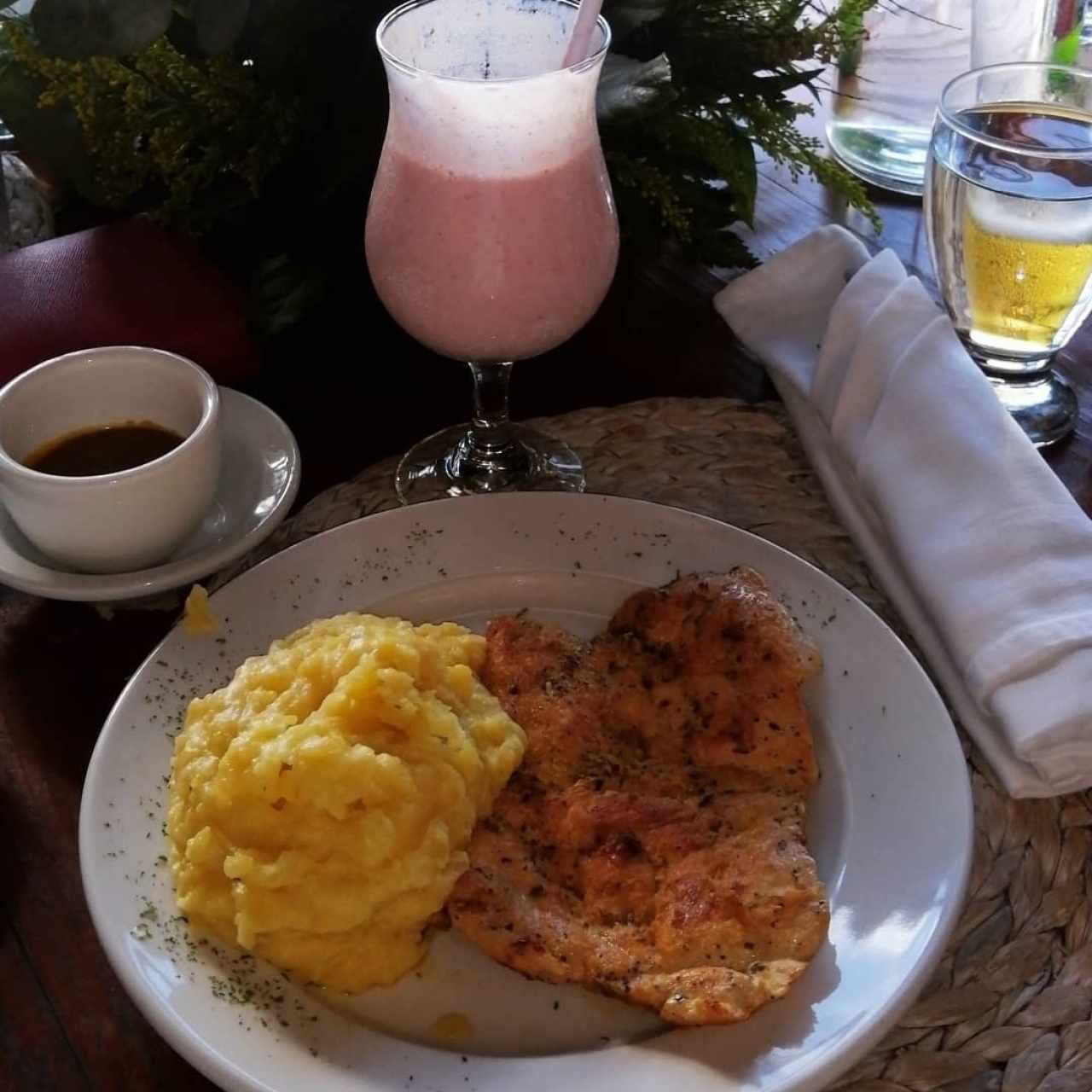 Puré, Pollo a la plancha, salsa de curry y miel, batido de fresa. 