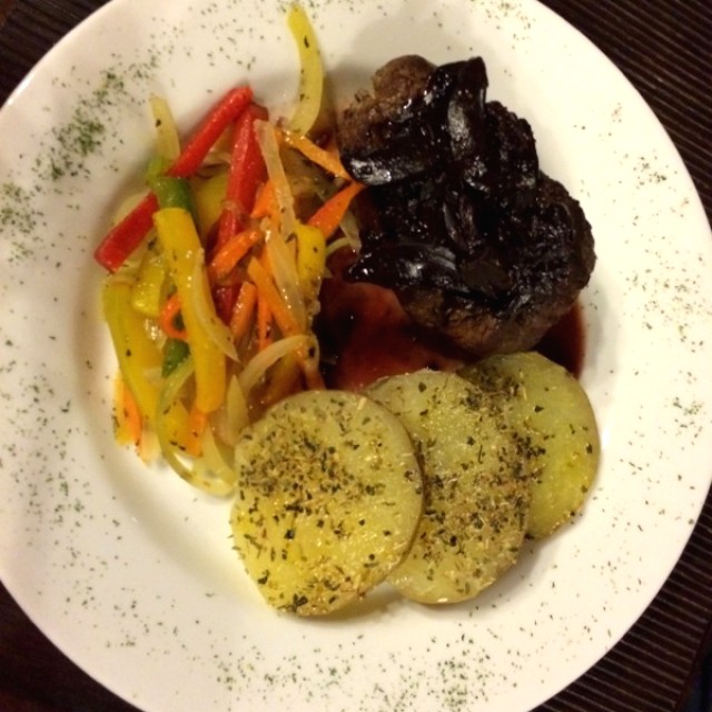 Filete de res en salsa de vino tinto y champiñones