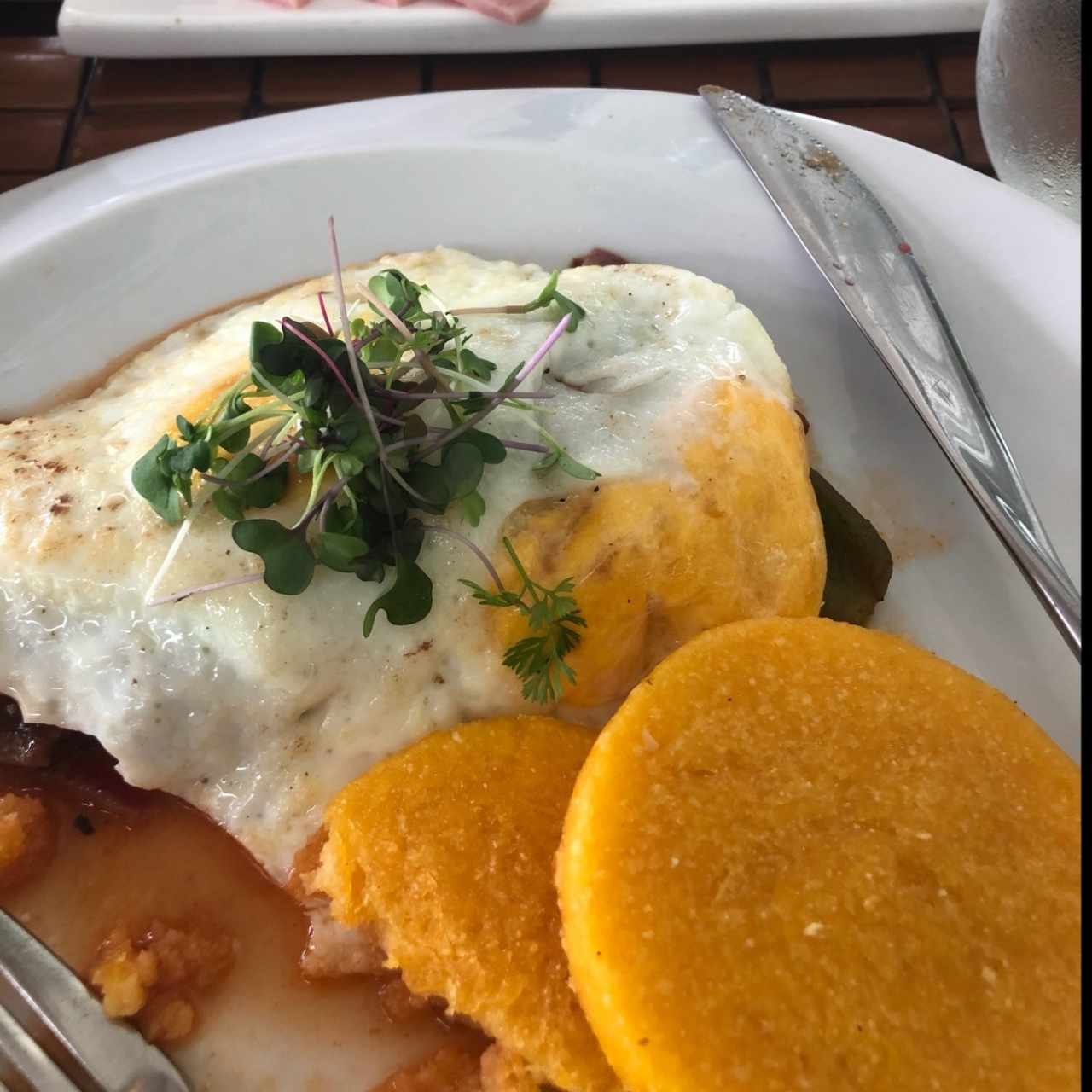 Bistec encebollado acompañado de huevos al gusto y tortillas