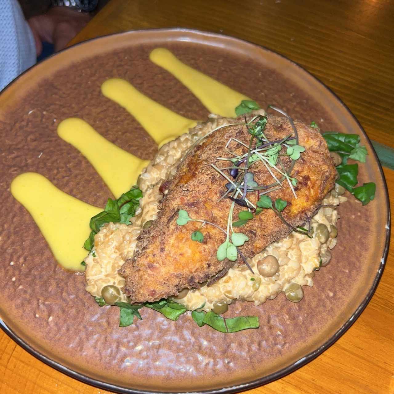 Pollo frito con coco y rissotto de guandu