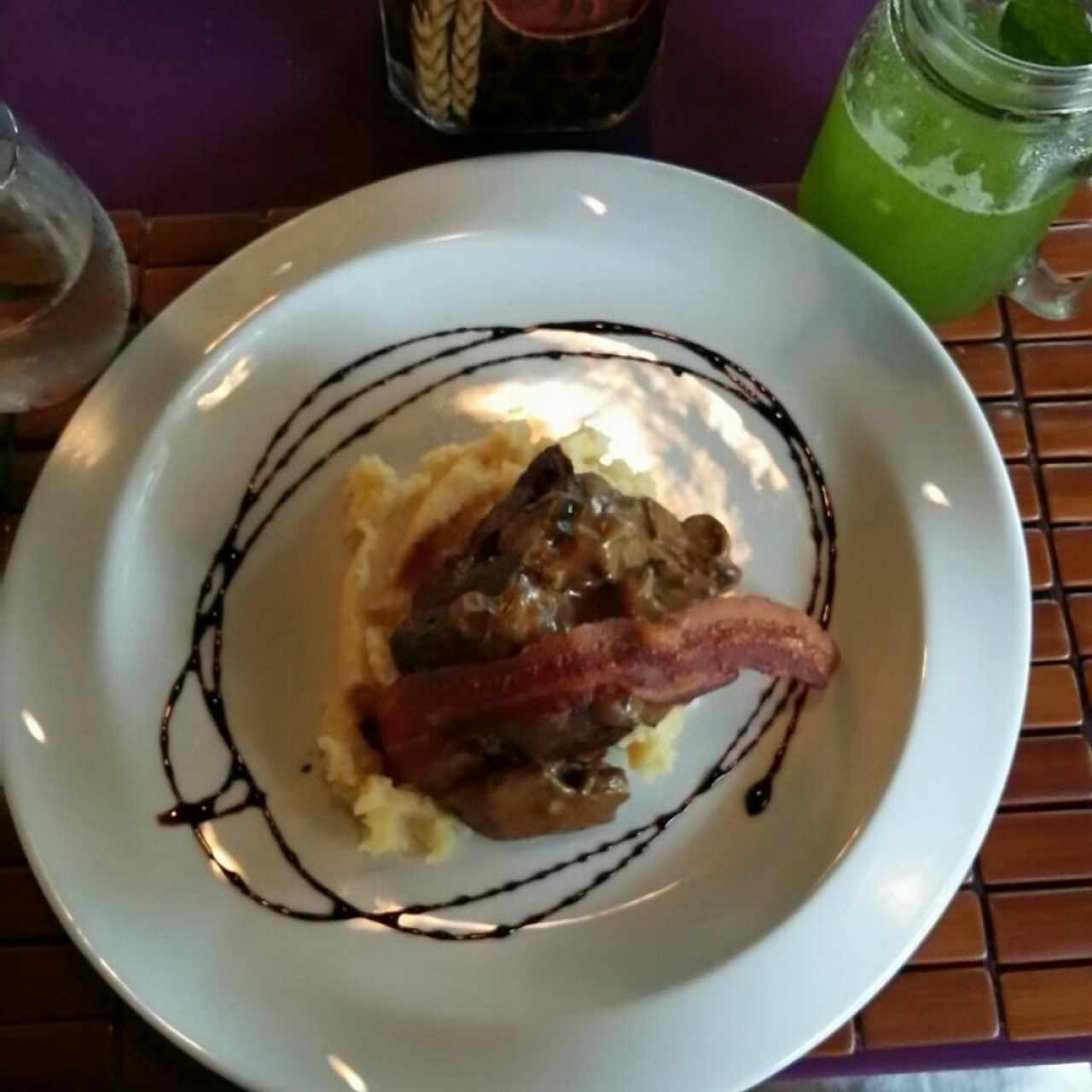 Medallón de Filete de res con setas silvestres y limonada de albahaca