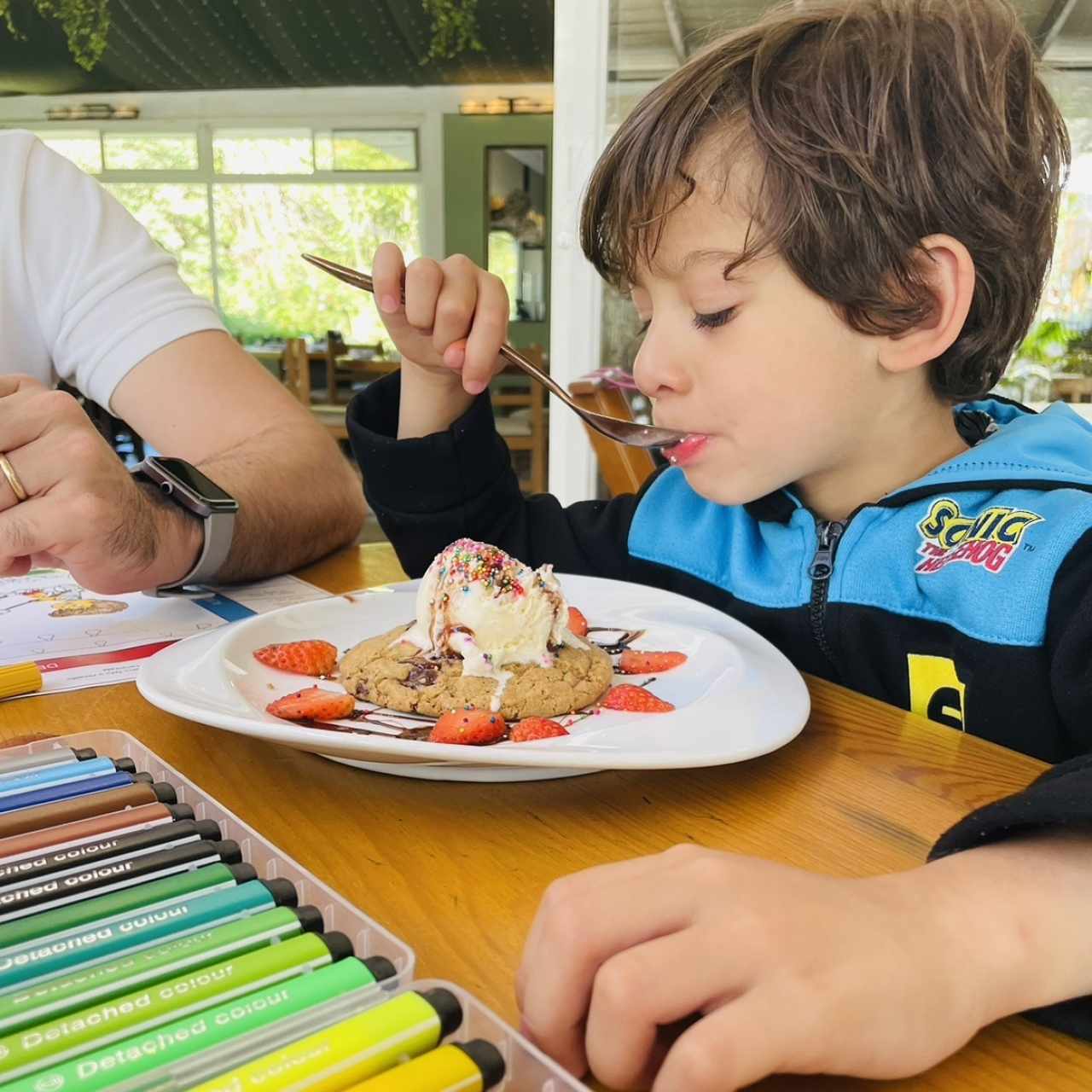 Postre de galleta con helado 