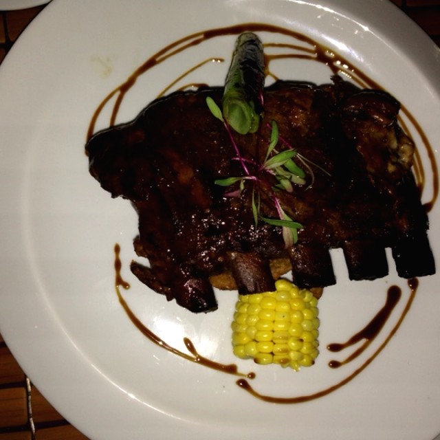 Costillas de cerdo con salsa bbq miel de caña y papaya