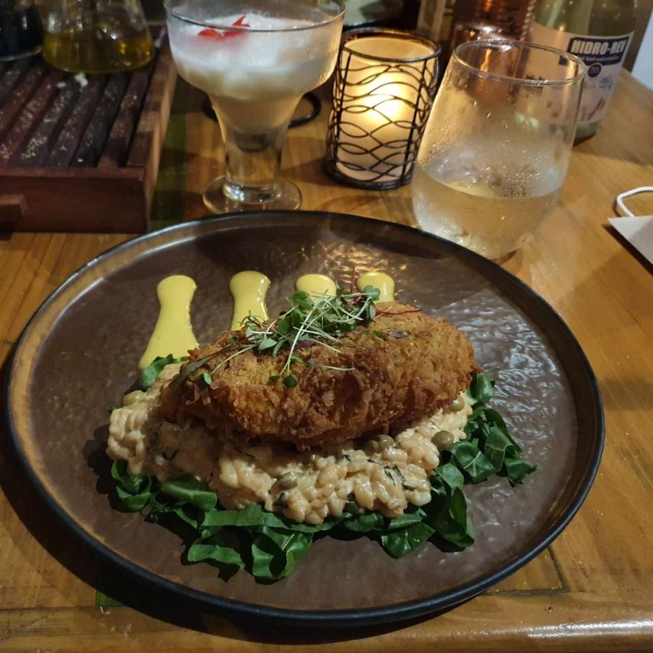 pollo frito con coco sobre risotto con guandu