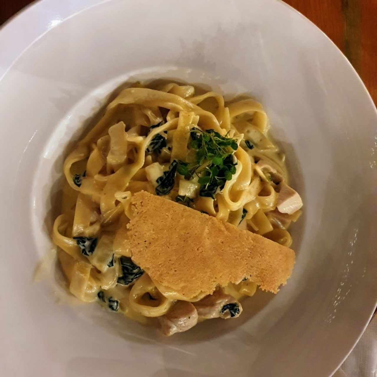 fetuccini con espinacas y pollo