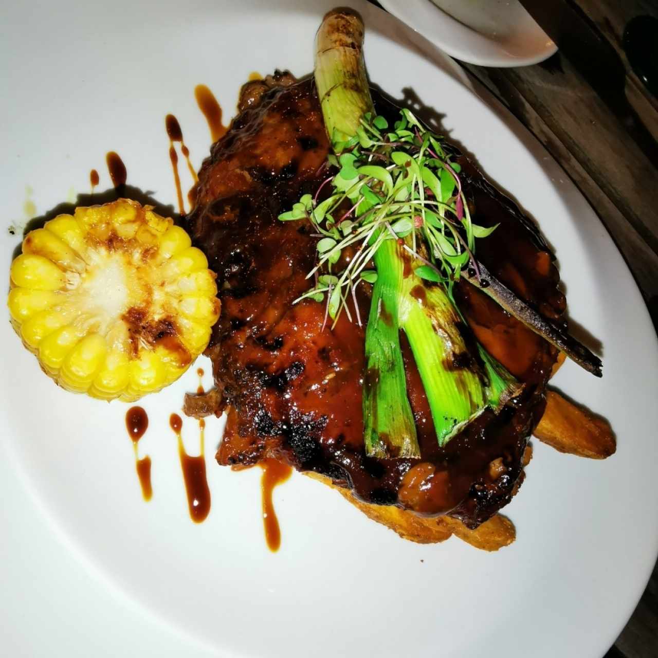 Costilla de cerdo con vegetales asados 