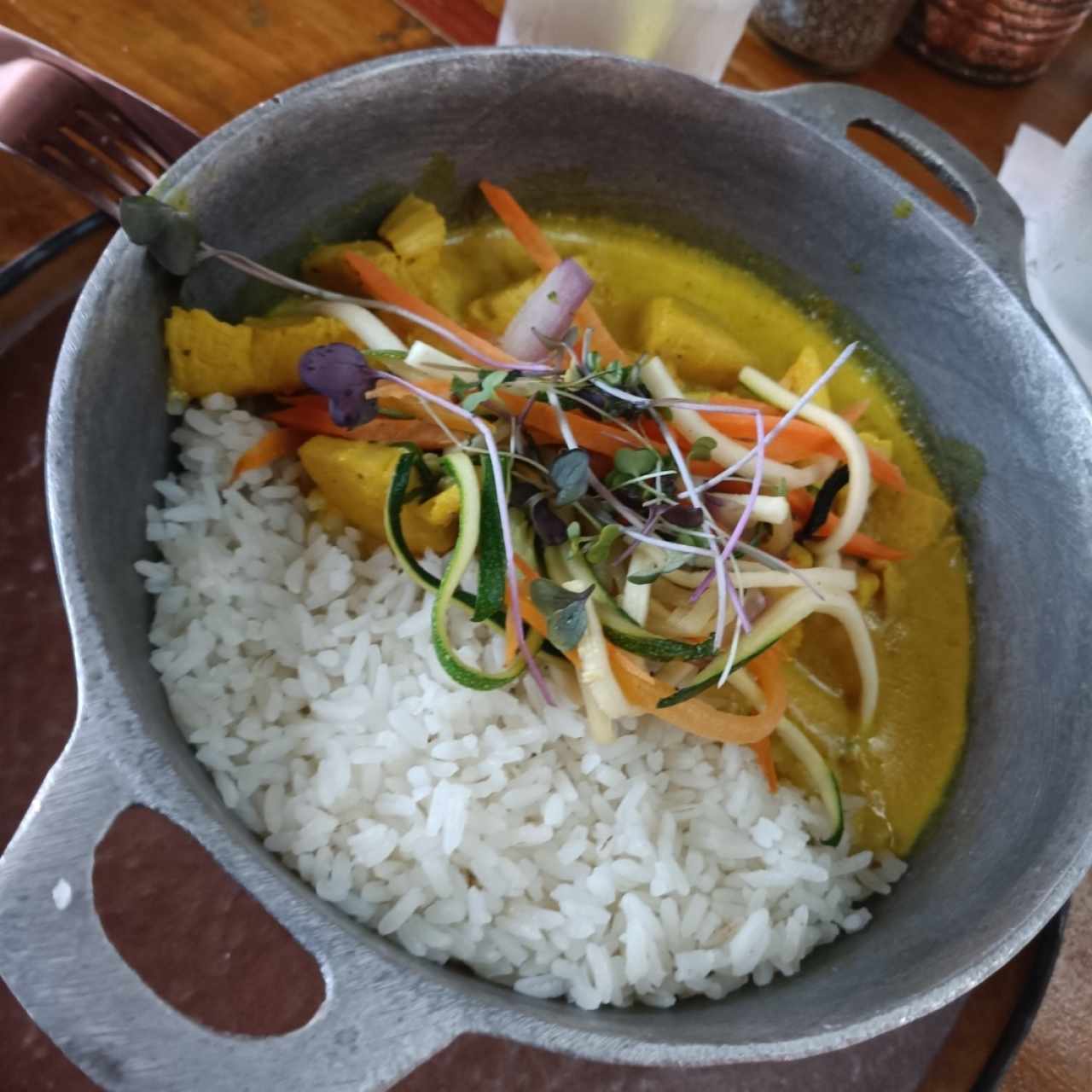 Curry de Pollo Afroantillano acompañado de Arroz Blanco.