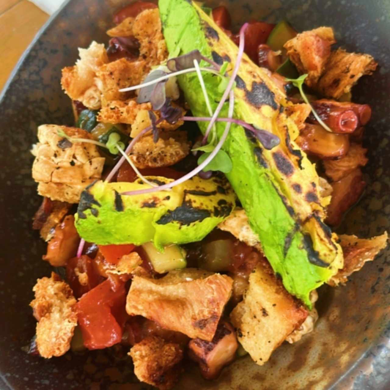 PULPO A LA PARRILLA CON CHICHARRONES