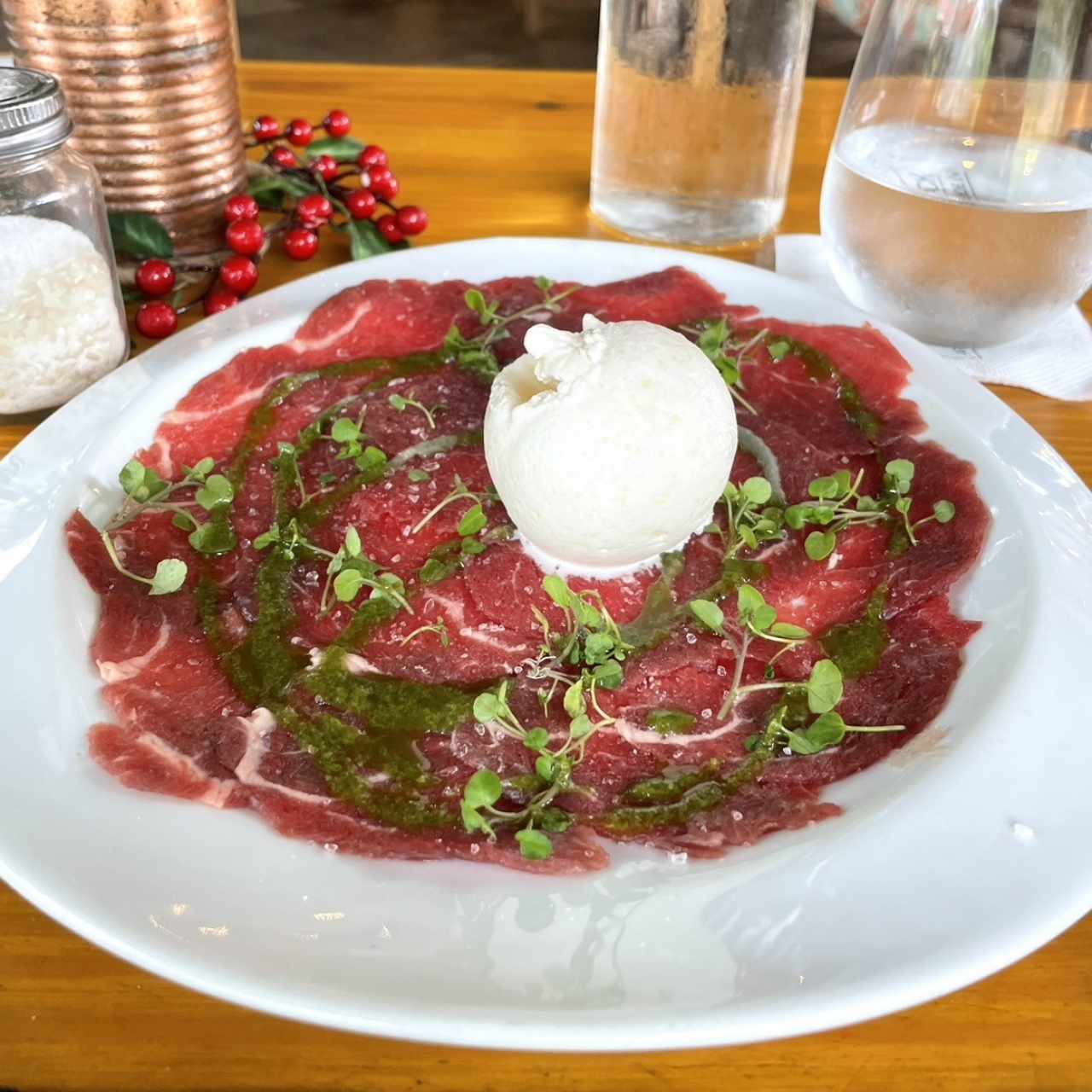 Carpaccio de res y helado parmesano