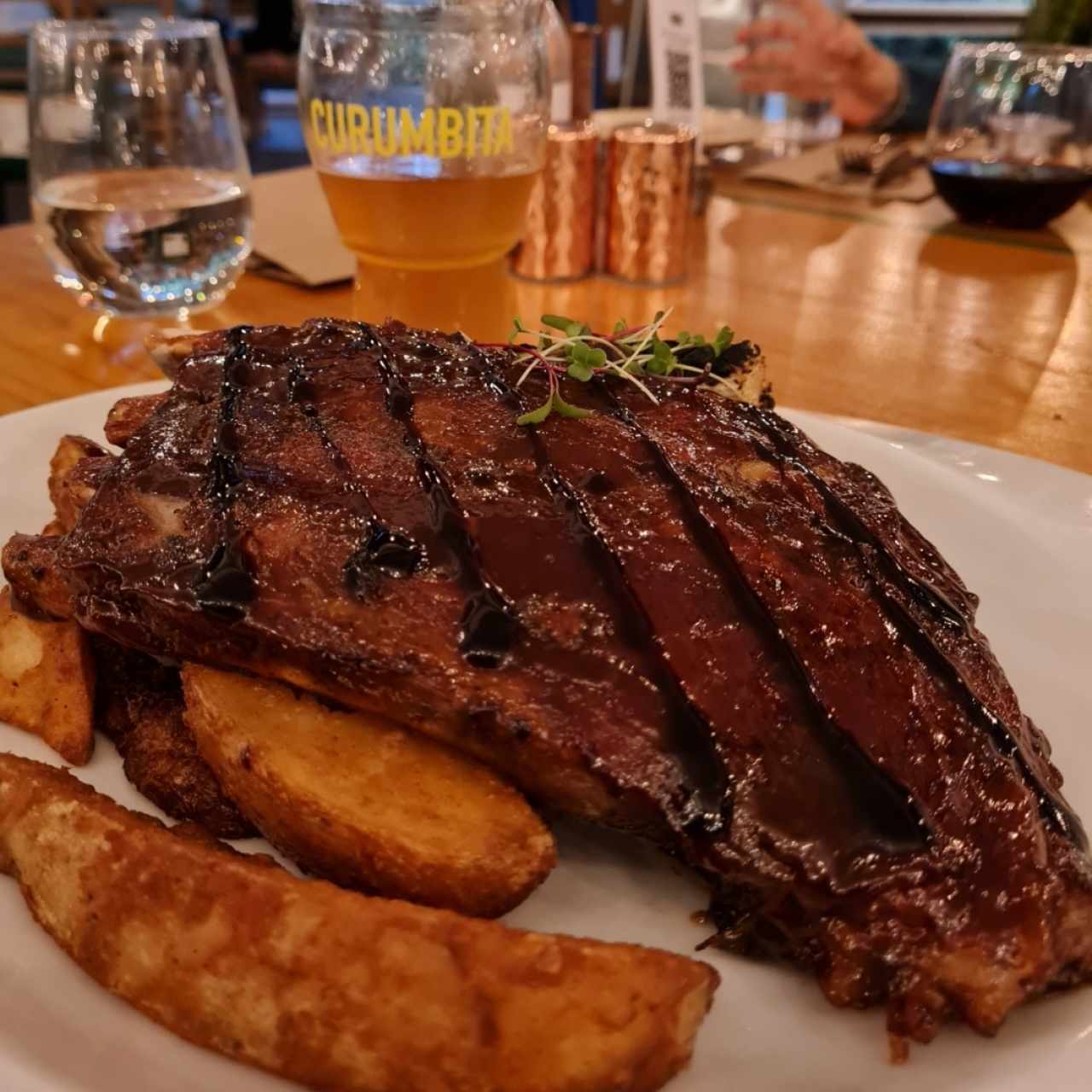 costillas de cerdo cubiertas de salsa bbq a base de miel de caña y papaya