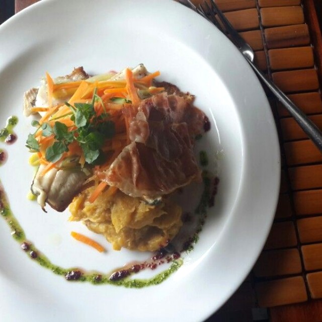 Filete de trucha salteado en panaceta y jamón serrano con puré de plátano maduuo y vegetales